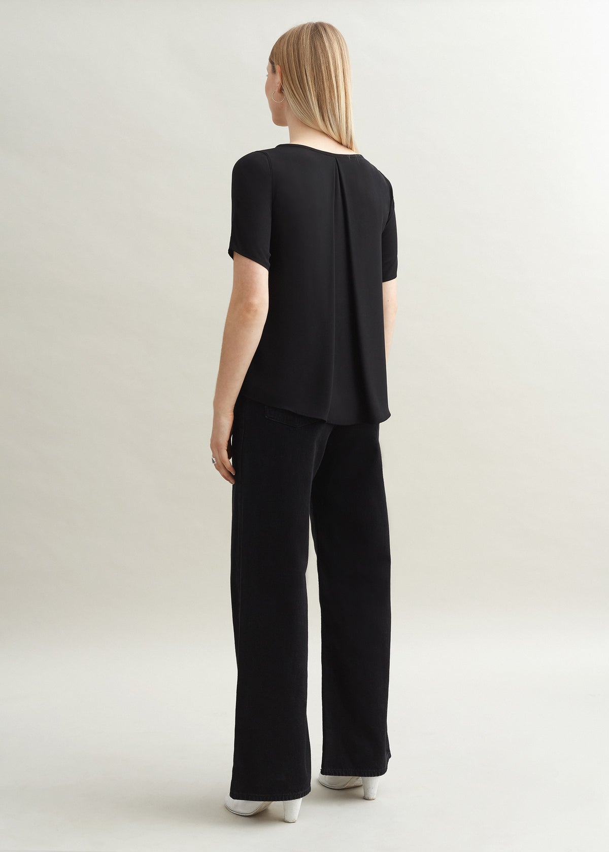 ACTÉE. Blouse with box pleats at the back. Plain